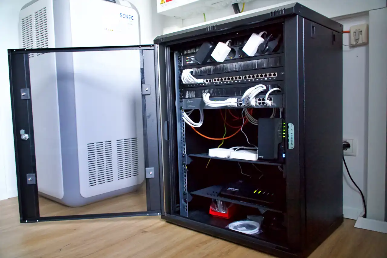 Digitus Netzwerkschrank/Serverschrank mit 16 HE für Zuhause im Technikraum neben Senec-Speicher